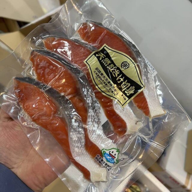 【天然紅サケ切り身】4切れ　旨味が強く栄養豊富な紅鮭を使用した商品です